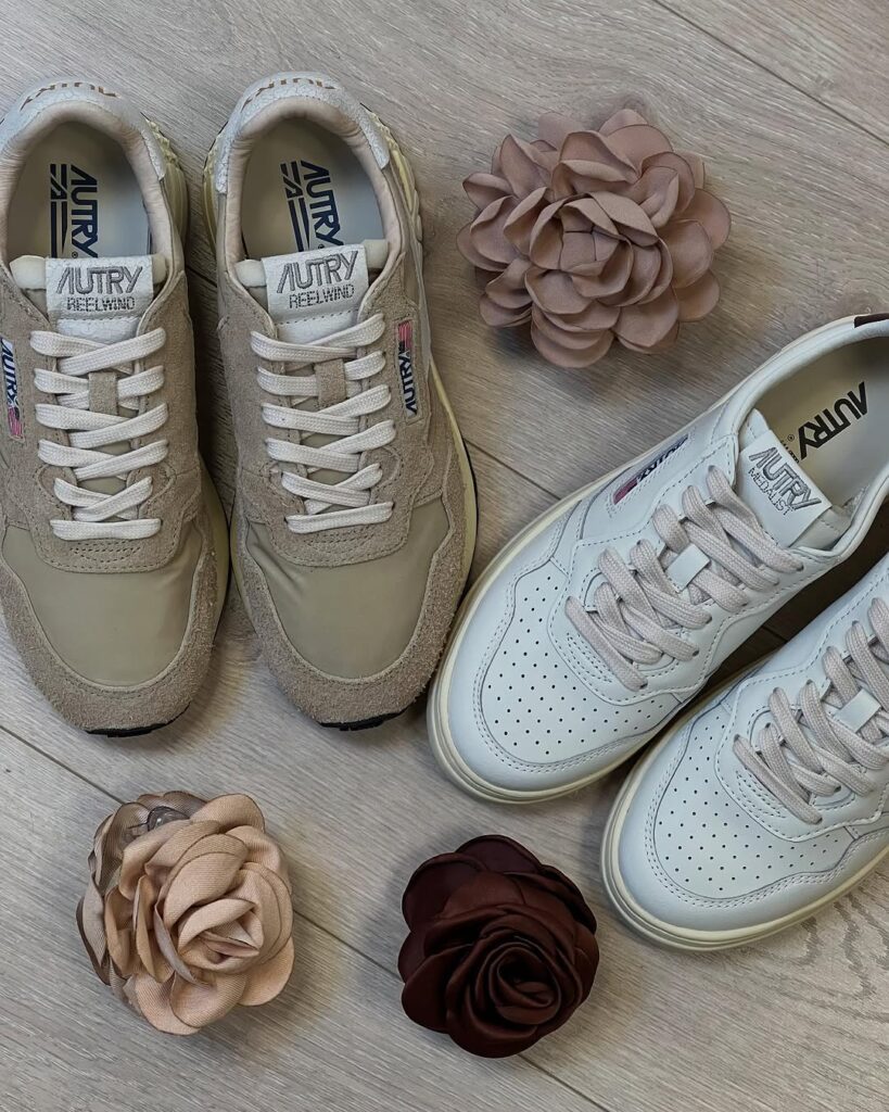 Vi har glædet os til netop og kunne fortælle, at vi har fået et skønt nyt brand i butikken, nemlig @autryglobal🤍
Ligenu har vi fået disse to lækre sneakers til sommeren, men mange flere er i vente til efteråret🤍
Håber i synes om det - Vi er VILDE med dem🫶🏼
