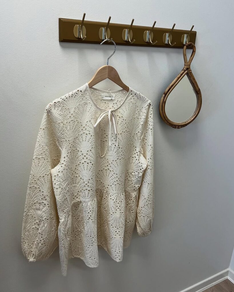 Fineste bluse fra @_anne_mi_ 🤍
- smukt mønster og skøn feminin pasform