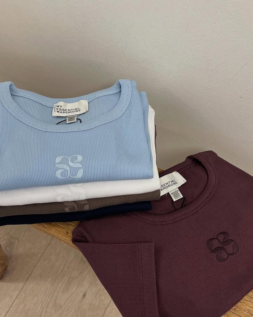 Lækre t-shirts fra @myessentialwardrobeofficial🤍
- skønne farver og god pasform☀️

400,-