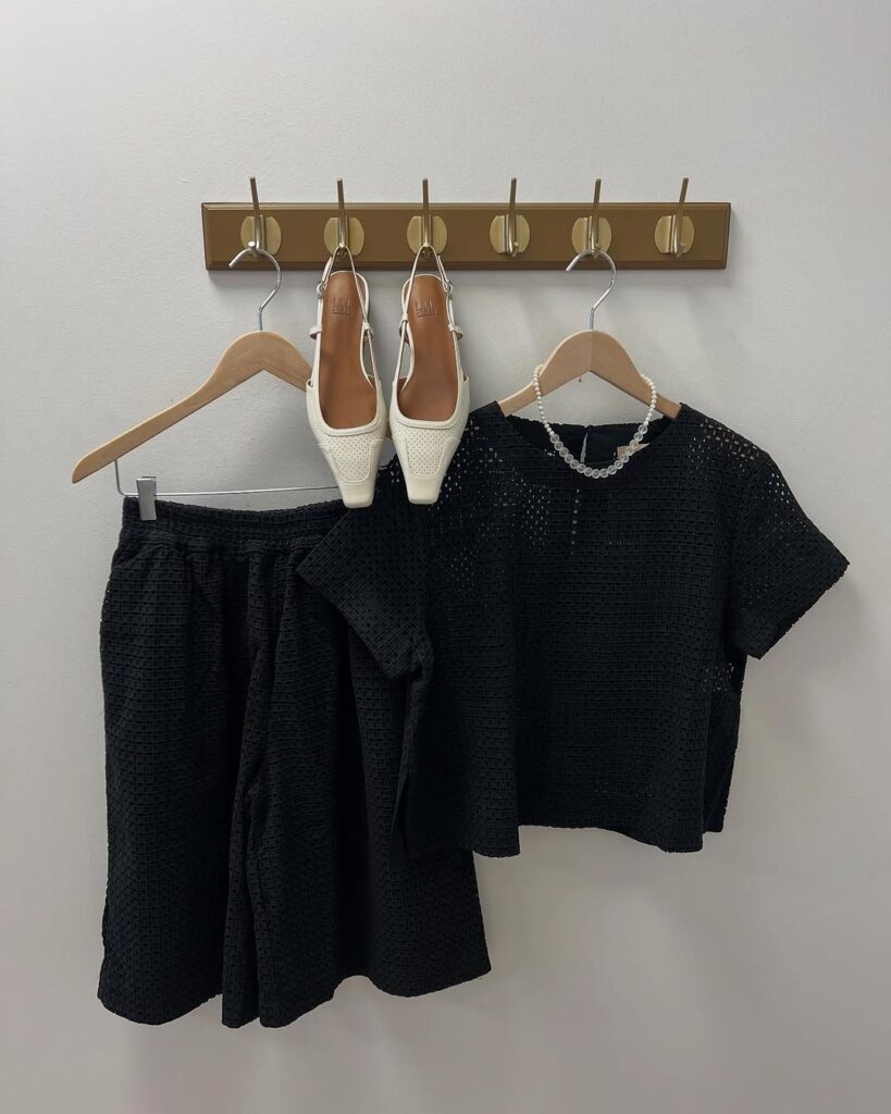 Flere smukke nyheder til de festlige arrangementer☀️
Nyt sæt fra @ruedetokyo - pænt, enkelt, stilfuldt!
Brug sættet sammen og dress det op med en hæl og smykker til fint arrangement, eller brug det med et par sneakers eller delene hver for sig til hverdag🤍
Vi har her stylet med sandaler fra @billibicph og kæde fra @sorelle__official🤍